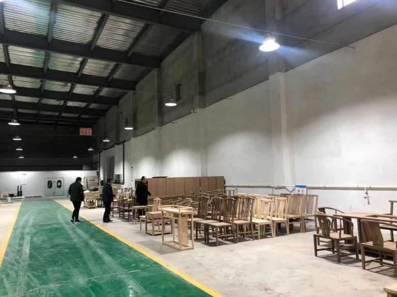 全季酒店趙總仔細(xì)考察酒店客房家具.jpg