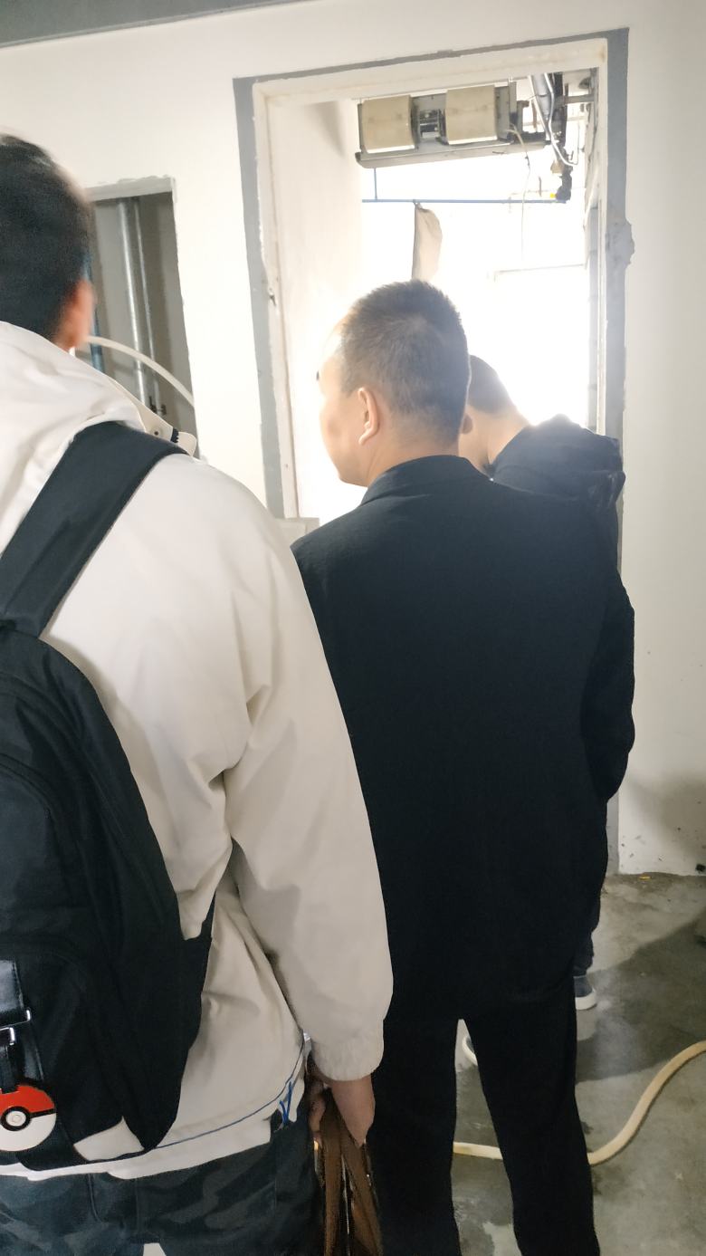 20210426/608629f0e0cba.jpg 楊總與榆林酒店負責(zé)人交談.jpg