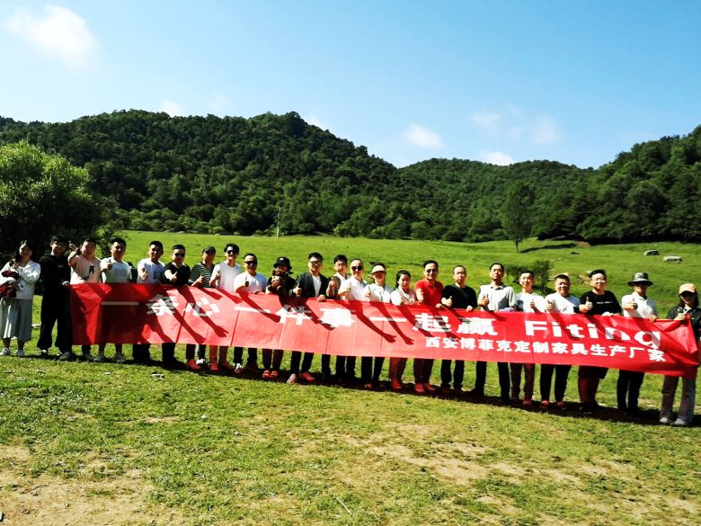 團(tuán)隊在草原上合影.jpg