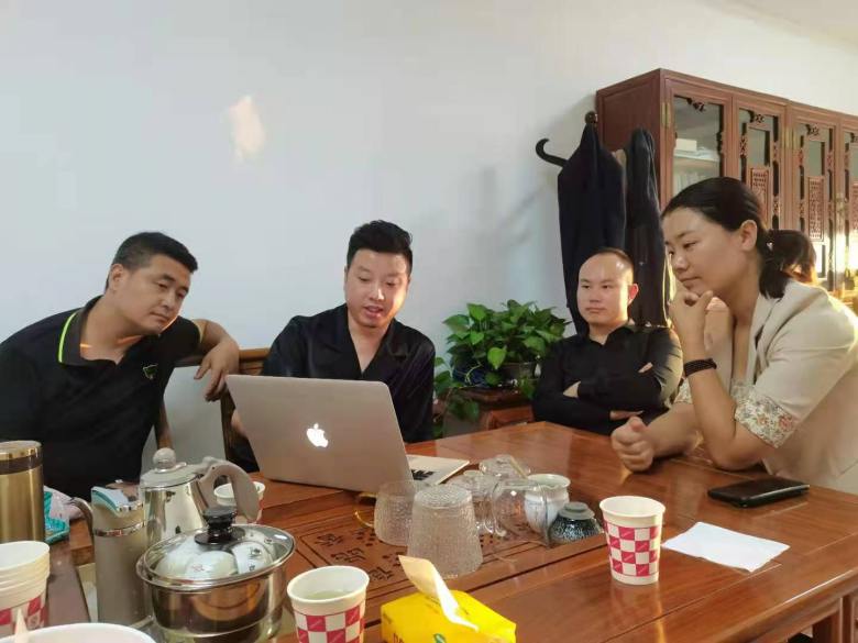 西安餐桌椅工廠設(shè)計師向郎慕咖啡廳邢總介紹家具方案.jpg