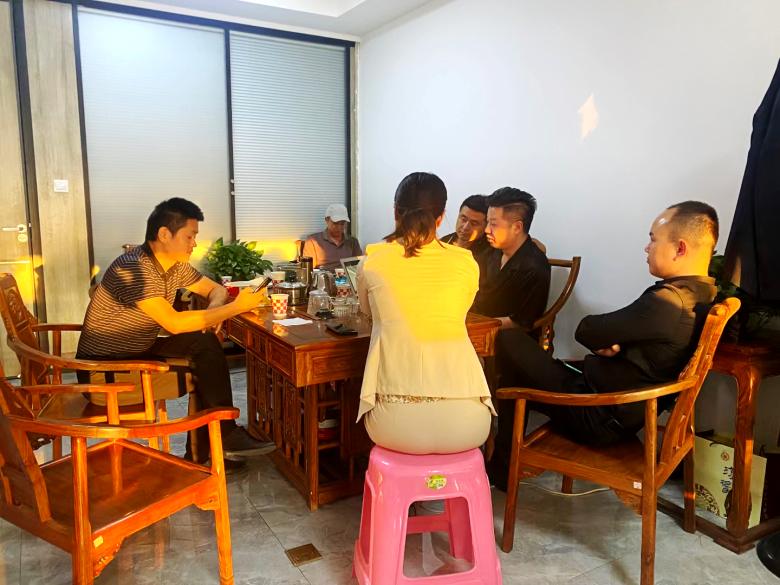神木凱迪酒店負責(zé)人參觀西安酒店家具廠生產(chǎn)車間.jpg