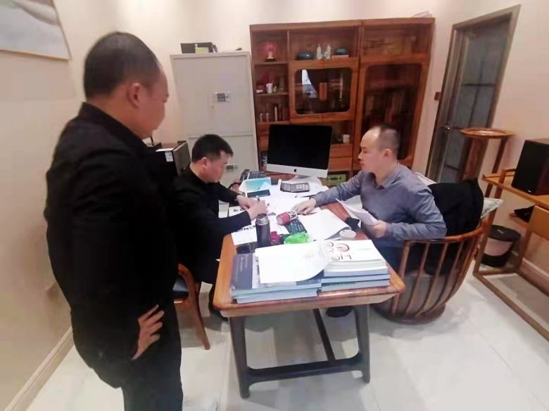 馬總和我廠負(fù)責(zé)人簽訂餐桌椅合同.jpg