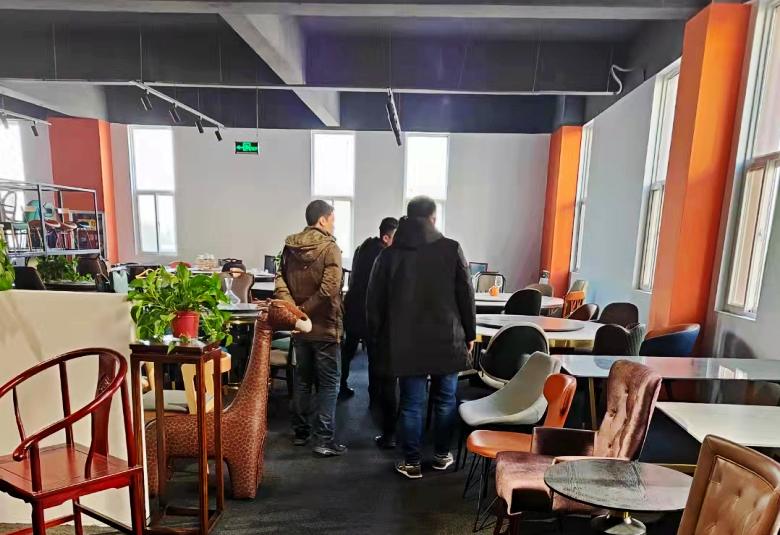 博菲克業(yè)務經(jīng)理為榆林仙納渡酒吧老板介紹卡座沙發(fā).jpg