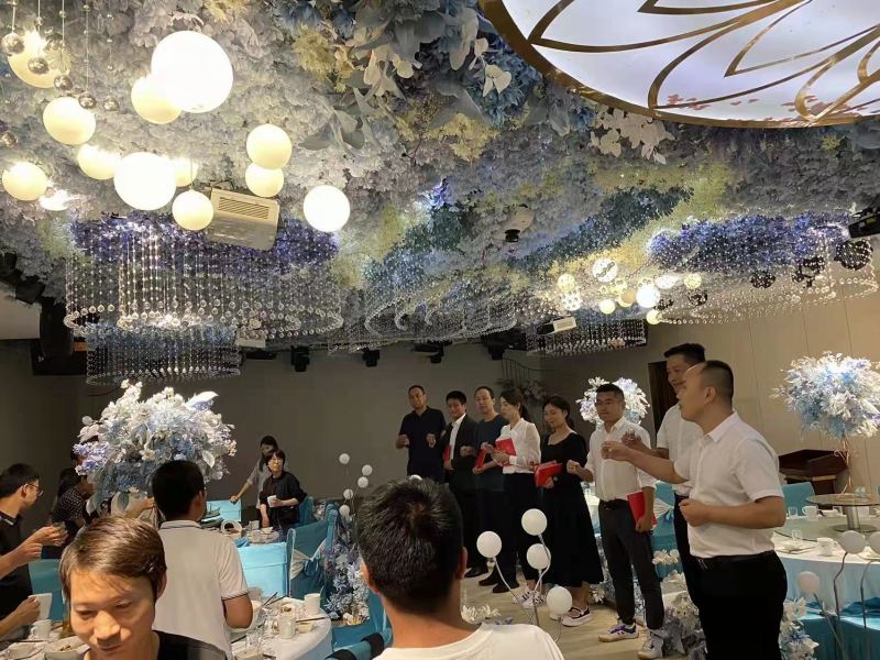 公司總經(jīng)理楊總上臺為獲獎?wù)哳C獎.jpg