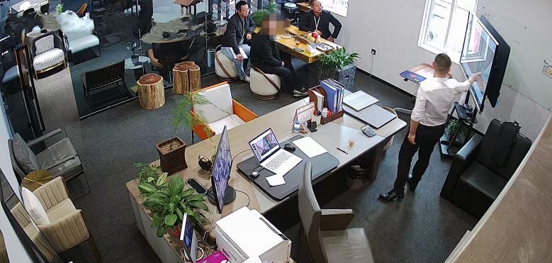 楊總給客戶講解酒店設計方案.jpg
